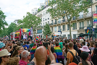 フランスでの性的マイノリティの権利保障を訴えるパレード