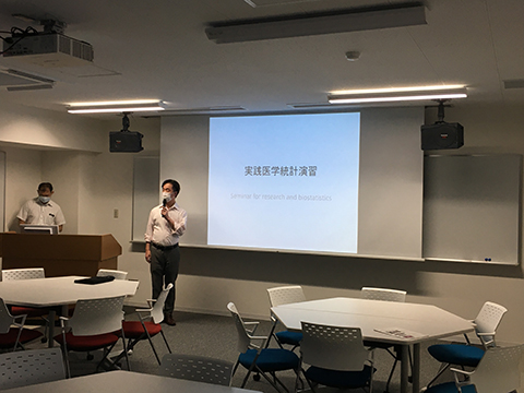 講義室「インテリジェンス・アクティブラーニングクラスルーム(通称:iALC1)」からの配信テストの様子