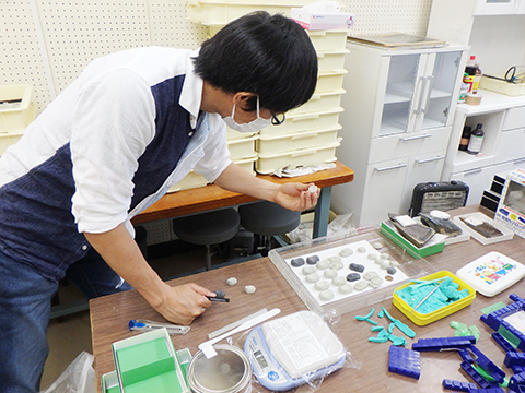 通信教材を作る椎野勇太准教授