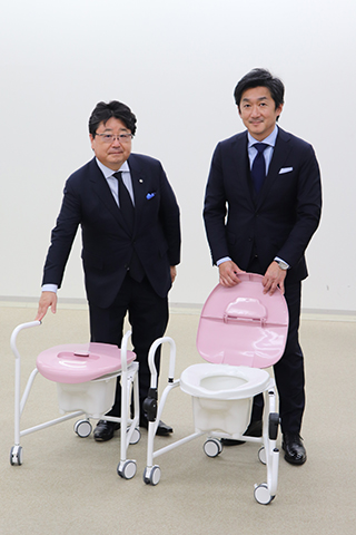 開発した製品と寺井崇二教授(左)と(株)アベキンの阿部隆樹社長(右)