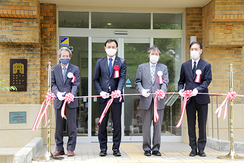 President USHIKI and other participants cutting the ribbon.
