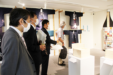 Museum tour of the special exhibition, “Sakeology”