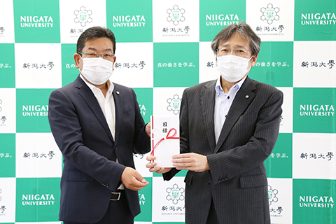 学務部親睦会 江口会長(左)と牛木学長(右)