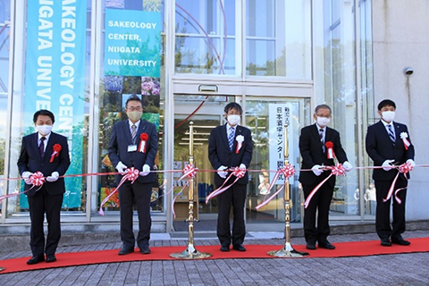 （左から）高橋署長、佐野部長、牛木学長、大平会長、鈴木センター長