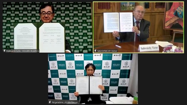 コミュニケの採択(寶金北海道大学総長、サドーヴニチィモスクワ国立大学長、牛木新潟大学長)