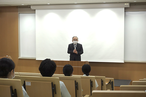 臨床実習登院式で心構えなどについてお話しされる小林正治医歯学総合病院副病院長