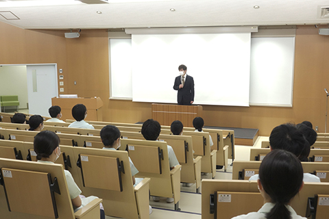 臨床実習登院式で心構えなどについてお話しされる藤井規孝臨床実習実施委員長