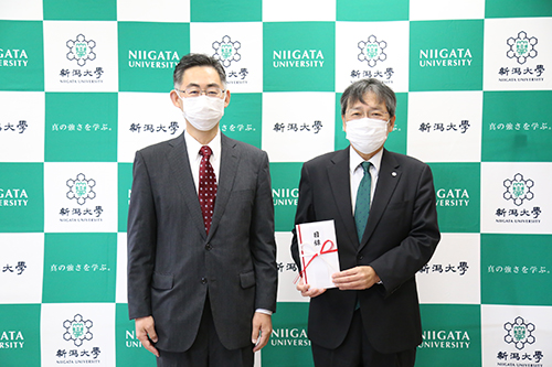 新潟大学生活協同組合理事長　藤村　忍様（農学部・教授）（左）と牛木辰男学長（右）