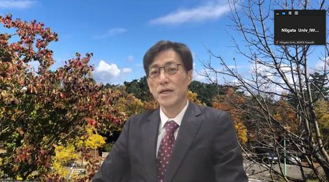 開会挨拶をする新潟大の染矢医学部長