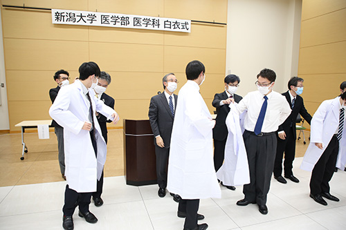 臨床実習に参加する学生に白衣を贈呈する様子