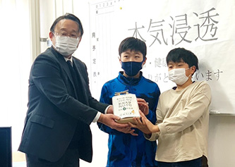 刈羽村立刈羽小学校への贈呈式の様子