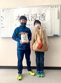 刈羽村立刈羽小学校への贈呈式の様子