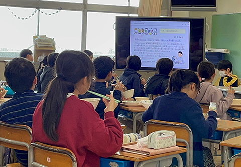 NU1号を味わう附属学校園の児童たち