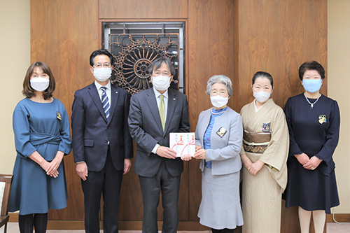 出席者による記念撮影(五十嵐由利子会長（中央右）、牛木辰男学長（中央左））