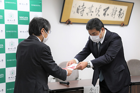 ナミックス株式会社　小田嶋壽信　代表取締役社長(右)と牛木辰男学長