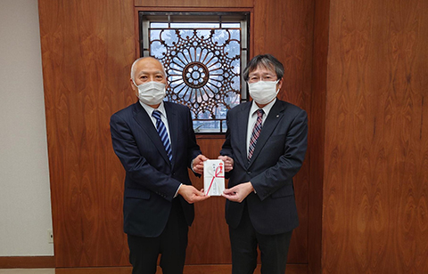 星野電気株式会社 代表取締役 梅澤 勝志氏(左)、牛木辰男学長(右)