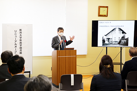 祝辞を述べる牛木学長