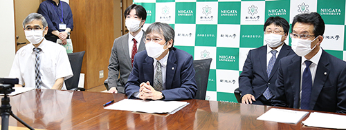 (左から)
自然科学系長 松尾 正之、自然科学系教 早坂 圭司、学長 牛木 辰男、副学長/量子研究センター長/自然科学系教授 淺賀岳彦、研究・大学院担当理事/副学長 末吉 邦