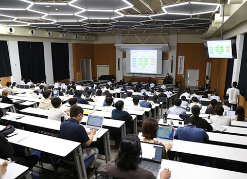 会場では幅広い層の参加者が耳を傾けました。