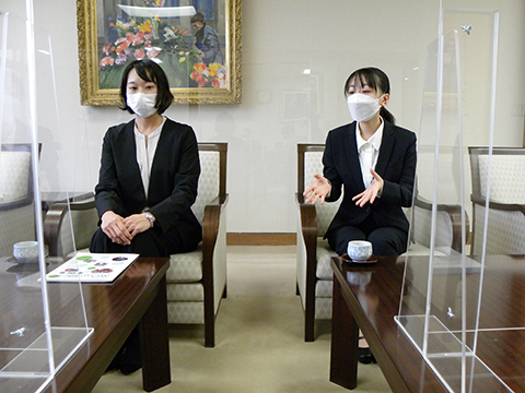 学長に報告を行う松原さん(左)と、江口さん(右)