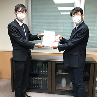 表彰式(左:梅津さん/右:和田新潟支店長)