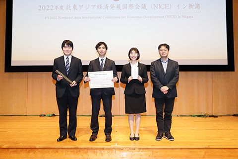 左から：経済科学部（小山内哲さん、山岡詩さん、渡邊剛さん）指導教員：濱田弘潤 教授