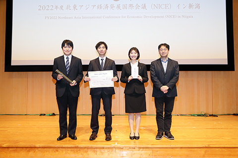 左から:経済科学部(小山内哲さん、山岡詩さん、渡邊剛さん)指導教員:濱田弘潤 教授