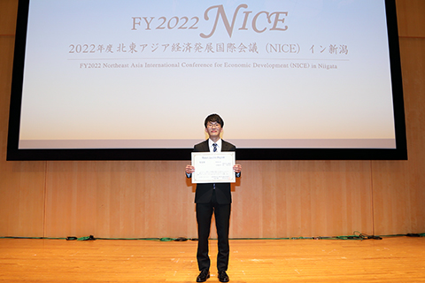 経済科学部(岡野壮一郎さん)指導教員:道上真有 准教授