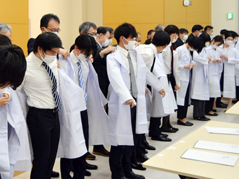 臨床実習に参加する学生に白衣を贈呈する様子