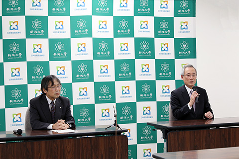 新潟大学長 牛木辰男(左)、三井住友トラスト・ホールディングス取締役会長 大久保哲夫氏(右)