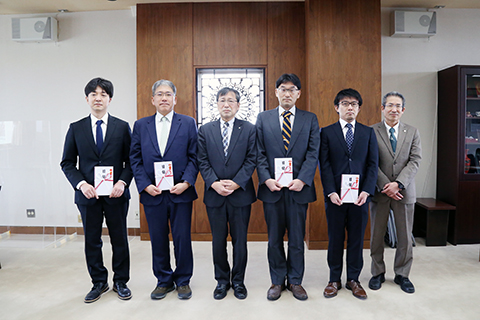 令和4年令和4年度新潟大学特別報奨の特別報奨目録贈呈式集合写真