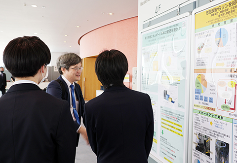 天野浩教授と工学力教育センター学生達との交流の様子
