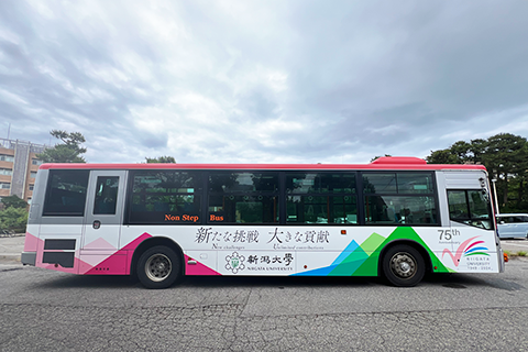 新潟大学西門前に停車したラッピングバスの写真