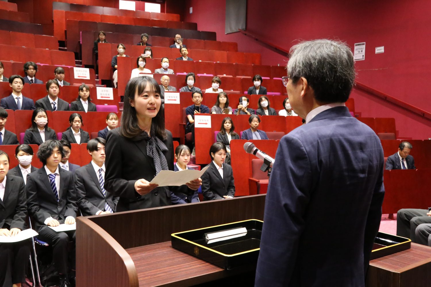 年間学業成績優秀者奨学金授与式の様子
