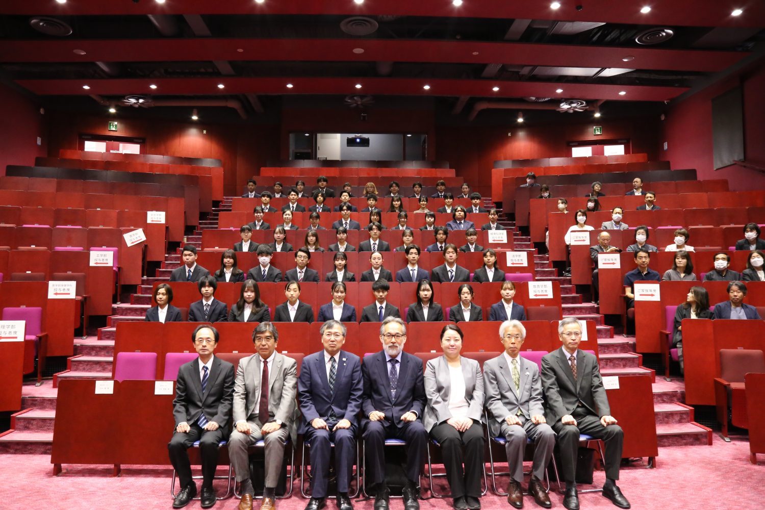 年間学業成績優秀者奨学金授与式の様子