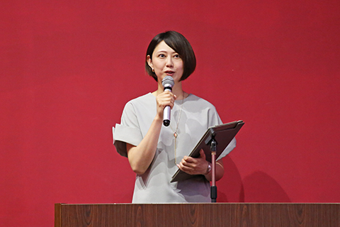 司会の新潟大学アンバサダー宇賀神唯氏の写真