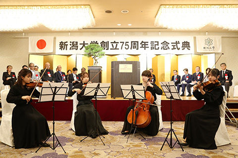 管弦楽団による祝典演奏の写真