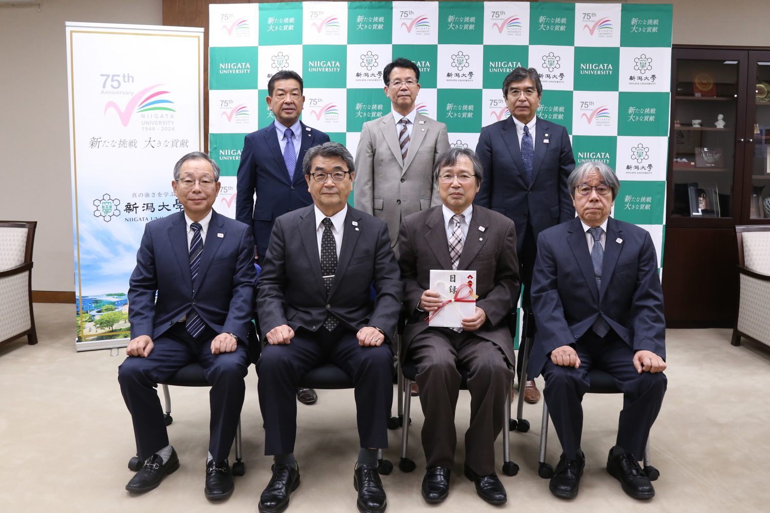 臼杵会長、寺尾副会長、高木同窓会理事
、牛木学長、末吉理事、坂本理事、江口主査の写真