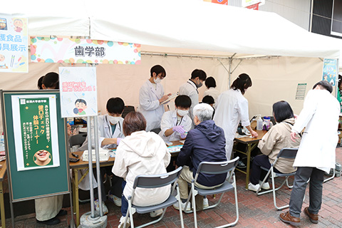 歯学部の健口チェック体験