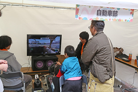 自動車部のレーシングシミュレーター体験