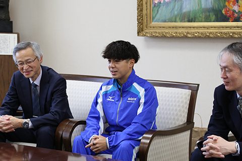 学長に大会結果を報告する工学部3年生の関麟太郎さん