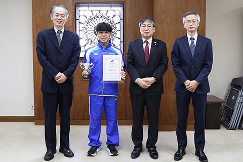 (写真左から:前田義信 人間支援感性科学プログラム長、関麟太郎さん、牛木辰男 学長、鈴木孝昌 工学部長)