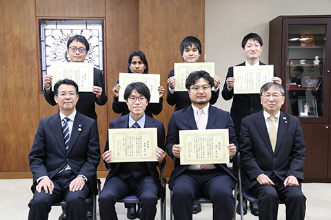 受賞者と牛木辰男学長、 末吉邦理事