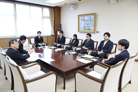 学長、理事と受賞者との懇談の様子