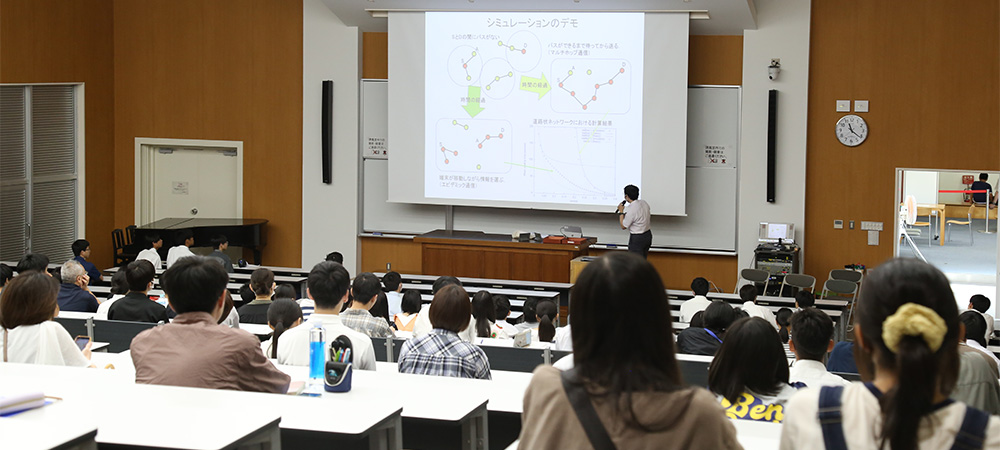 オープンキャンパスで行われた工学部知能情報システムプログラムの模擬授業に多くの高校生が参加している様子