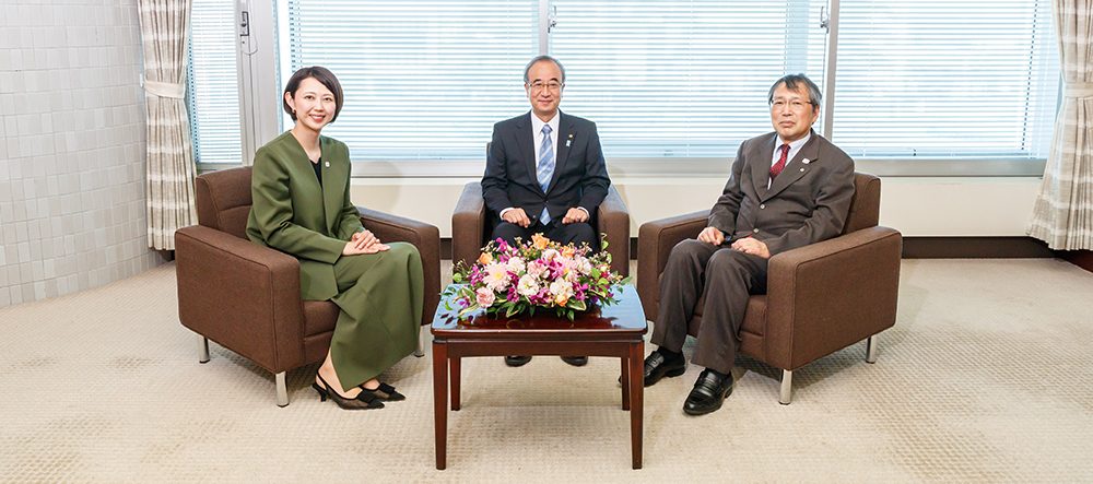 牛木辰男 新潟大学長（右）、花角英世 新潟県知事（中央）、本学アンバサダー 宇賀神唯さん（左）