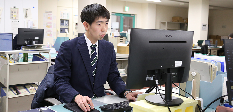 システム管理作業等を行う藤原さん