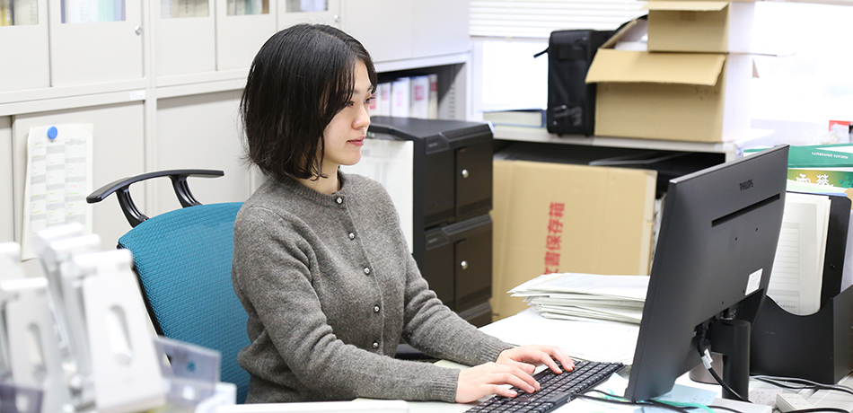 各事務処理作業をこなす大泉さん