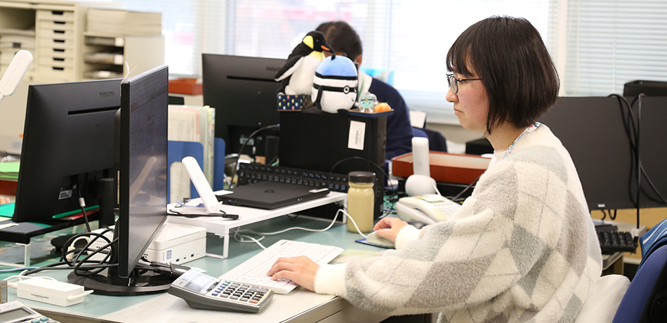 授業料関係の業務をこなす寒川さん