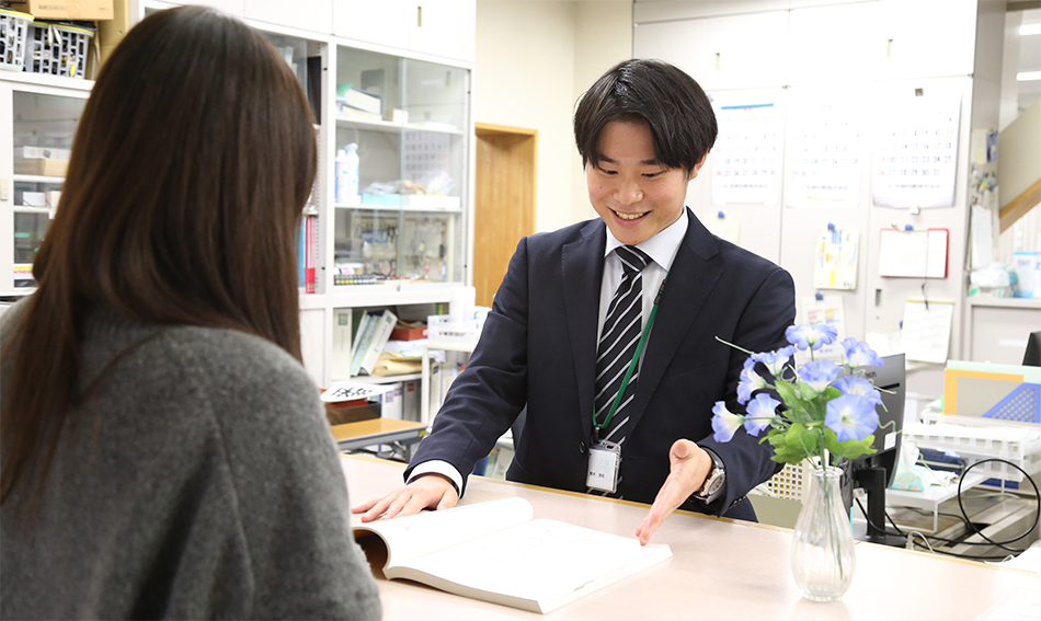 窓口で学生対応をしている鈴木さん
